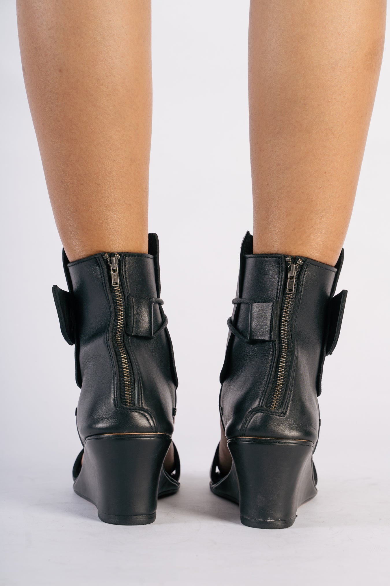 Nikita, Bottes en cuir